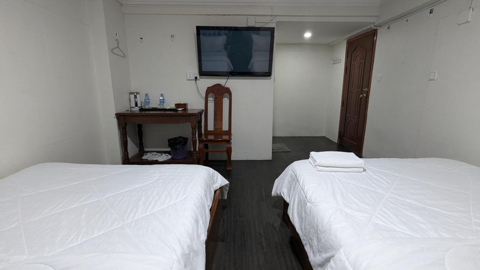 บ้านพัก Empire House, *